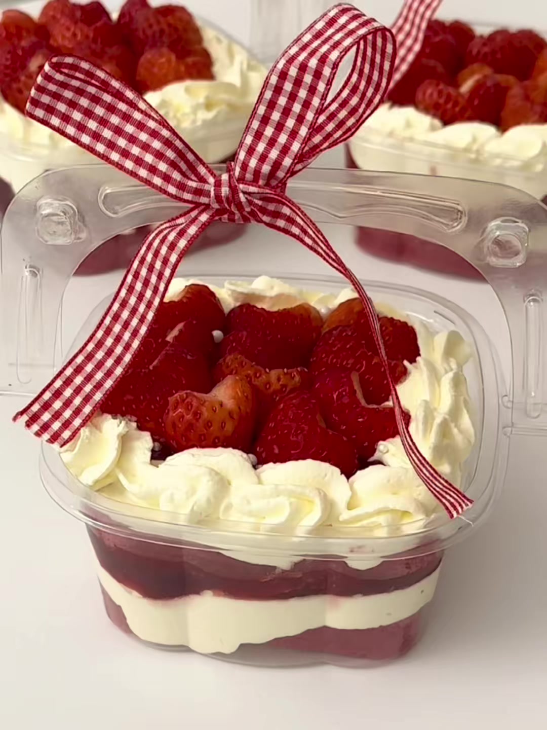 我想不会有女孩子拒绝这样一个草莓果酱蛋糕吧