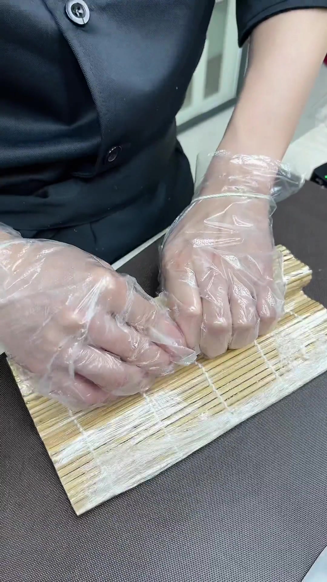 喜欢吃寿司，又怕买的不干净，今天我教大家做一款香松芒果卷，在家就可以动手做，不管大人孩子口