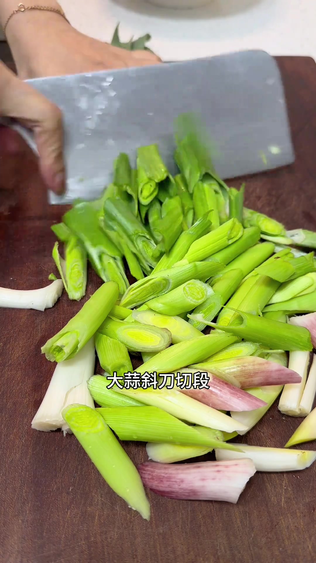 用家里现成的材料做个好吃下饭的家常咸肉炒大蒜，咸香味美超下饭，你们也试试看