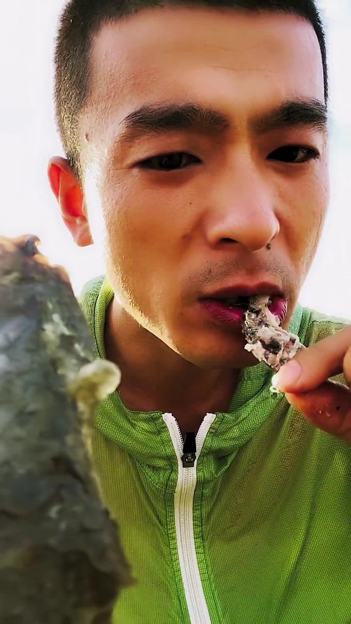 柬埔寨这种黑鱼大多数都是这样烤着吃的,什么料也不放,也不开膛也不破肚,真是纯古法烤鱼了,但