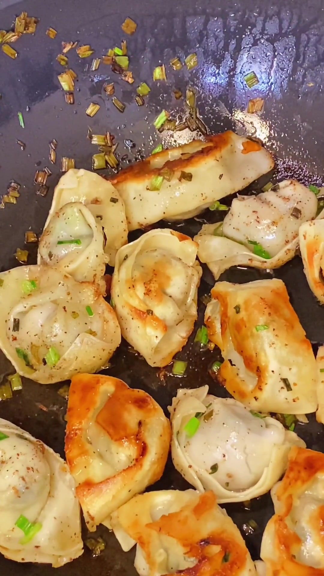 今天给大家出一个完整版油煎馄饨的视频,冷冻里拿出来直接可以做,厨房小白也能轻松驾驭