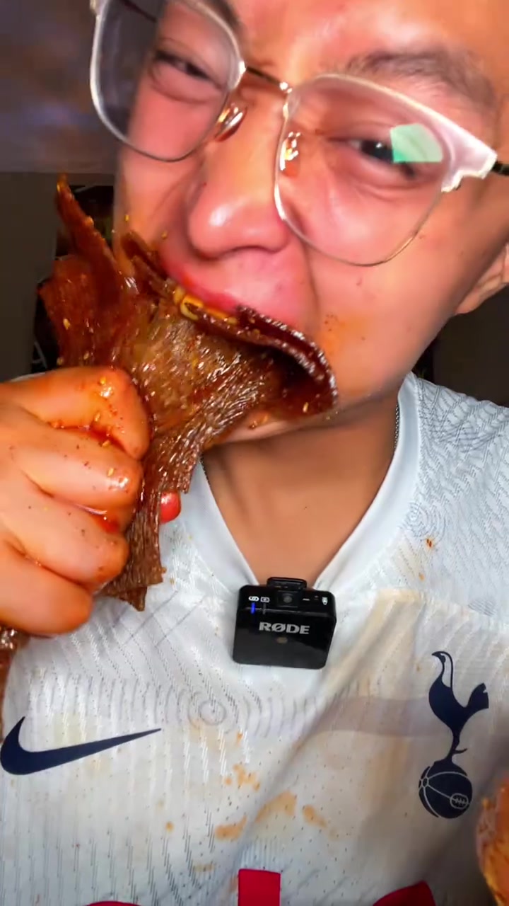 辣条！变态辣曹氏鸭脖！脆皮五花肉！太爽了吧！