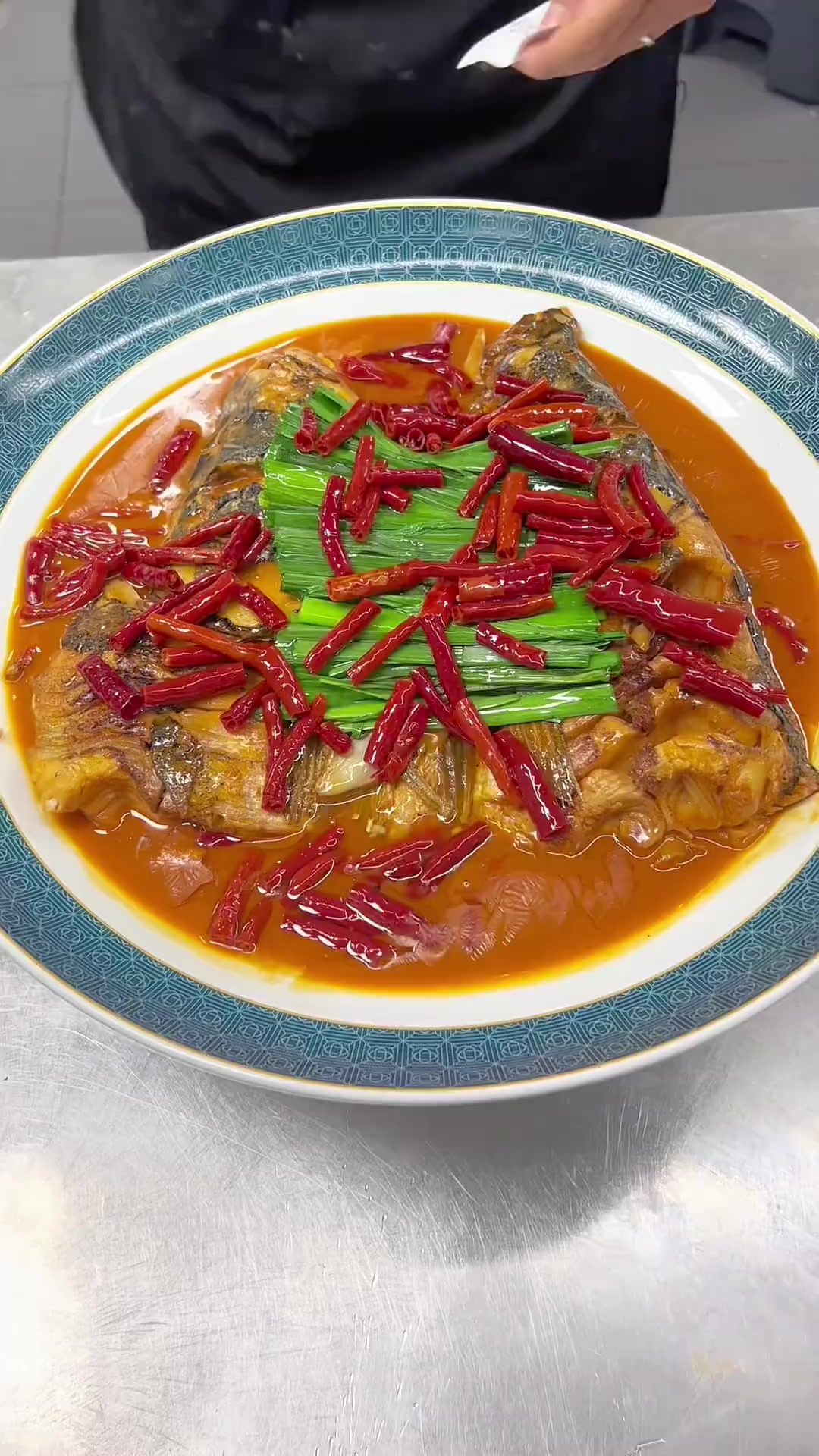分享菌香黄焖鱼头，鲁西南微湖鱼头烹制，味美汤浓
