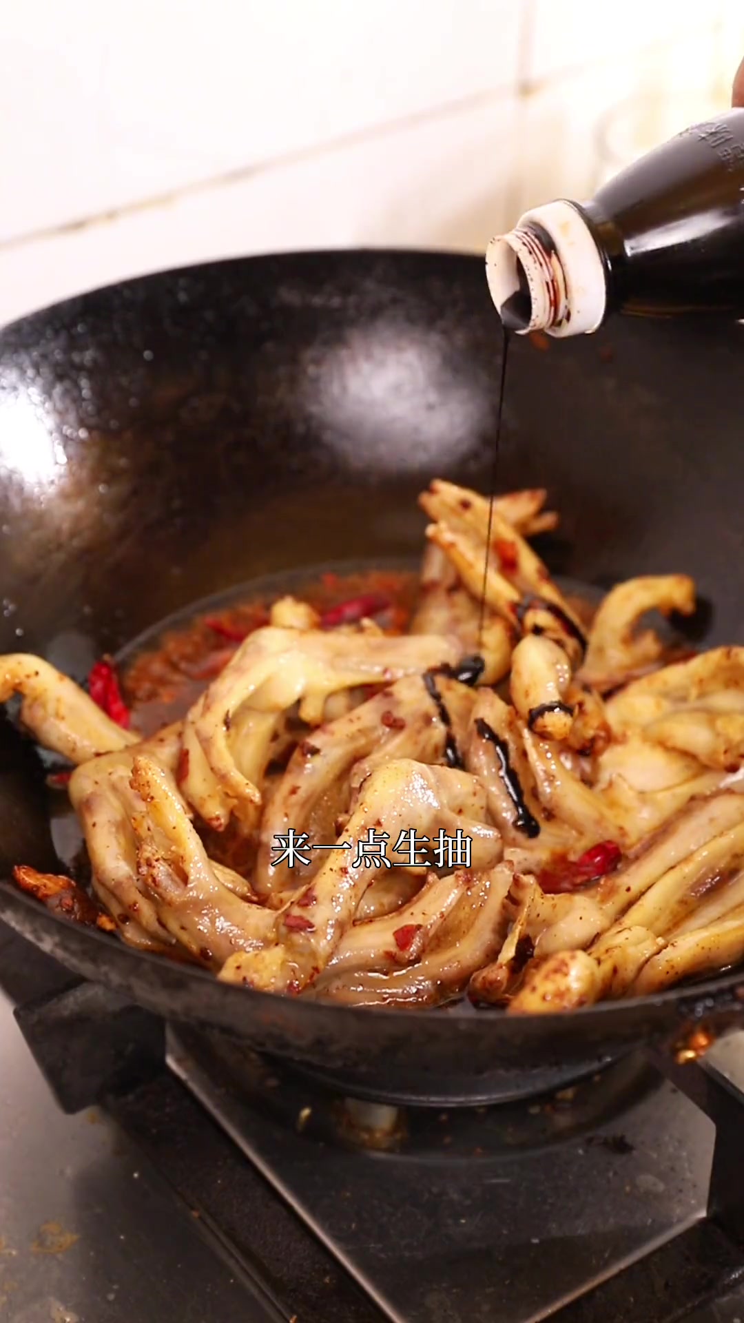 吃一次就忘不掉的干锅鸭掌，软软烂烂一嗦就脱骨