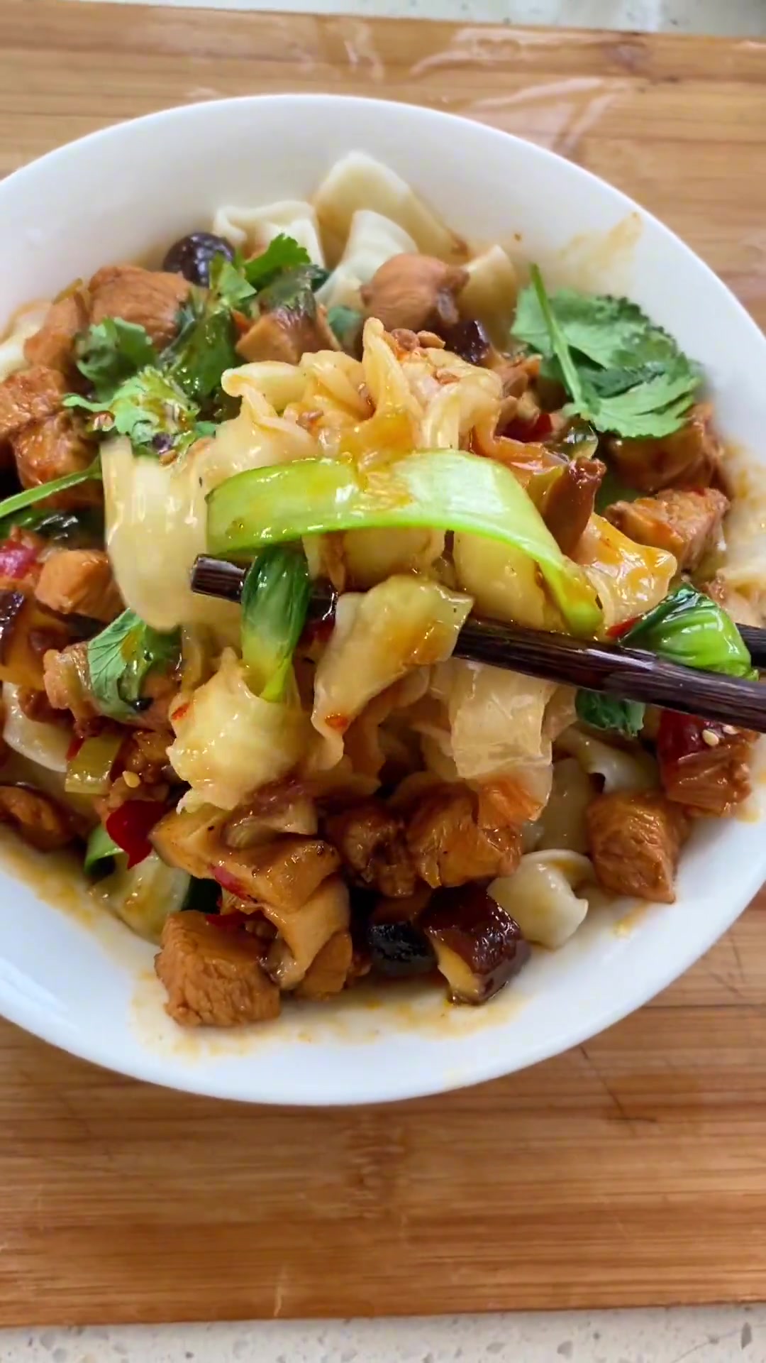 妈妈做的鸡丁刀削面每次我都可以炫一大碗！小时候的味道～老开封味儿～学会就可以开店啦！