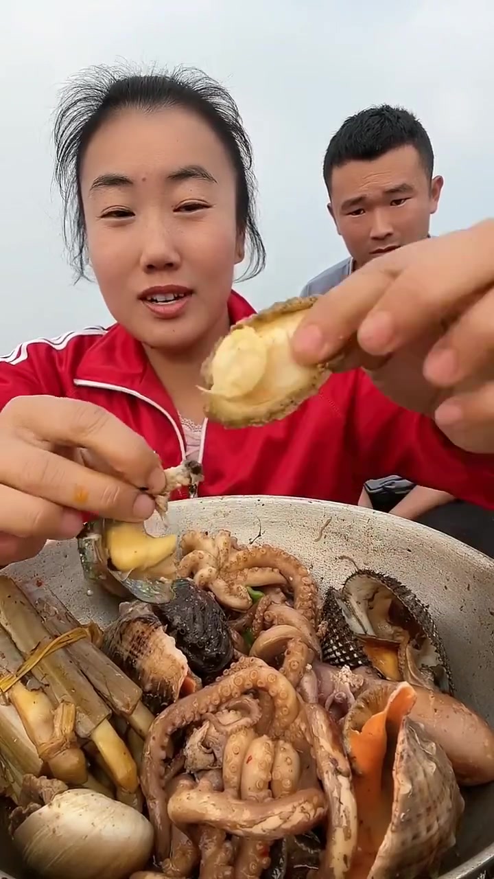 今日吃好的,来俩小鲍鱼,处理内脏超香嫩!