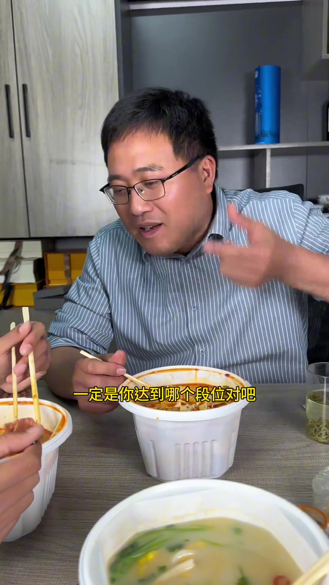 三个麻辣烫102！这就是在上海的生活成本！还是郊区！在上海太不容易了，在上海打工只有省吃俭