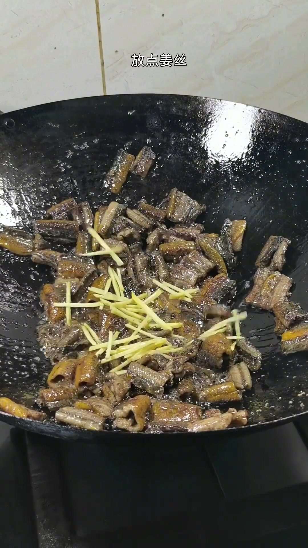 鳝鱼加菜心黄瓜焖着吃,出锅鲜辣香嫩,汤汁浓郁超好吃