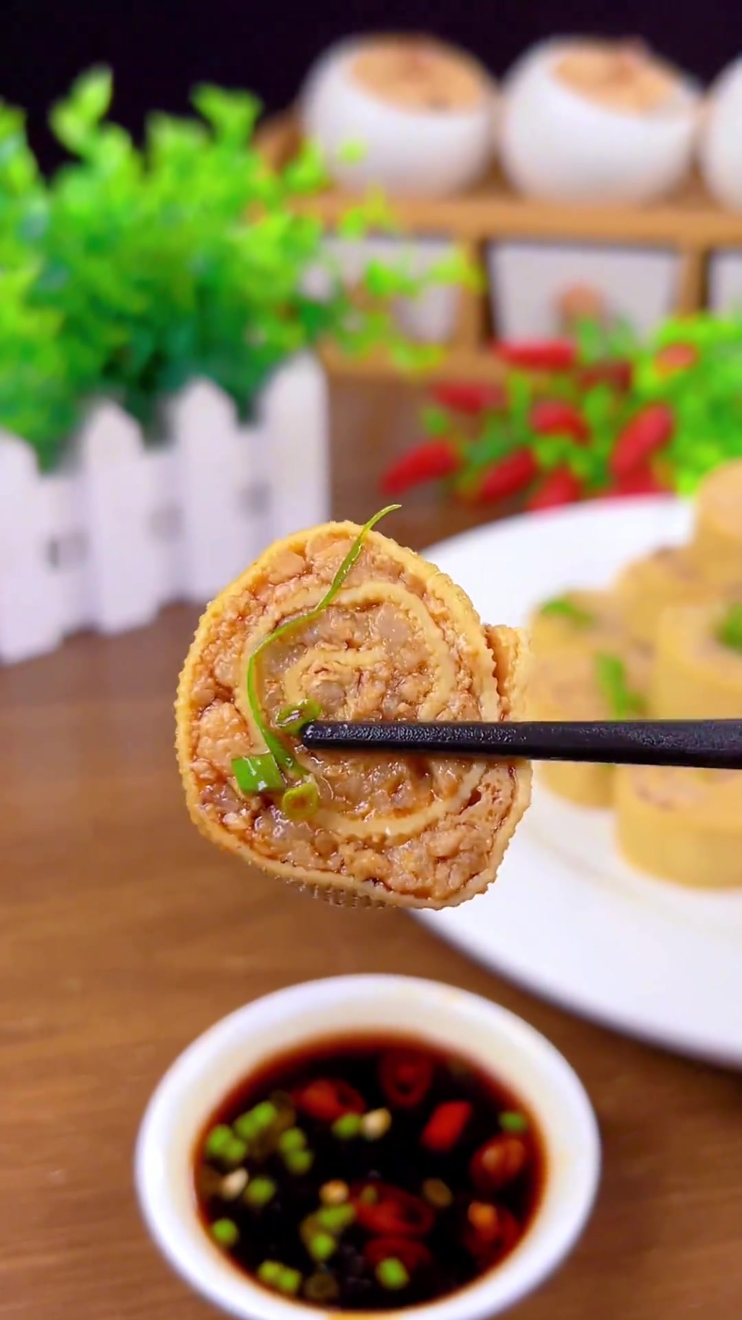 把肉包进豆腐皮里,瞬间就会变成一道大人小孩都喜欢的美食,赶紧看看我是怎么做的吧～