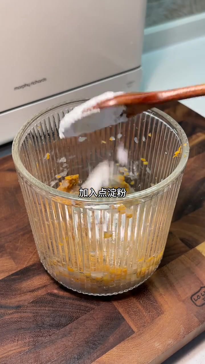 早上自己在家做煎饼果子，里面裹满了薄脆，出乎意料的受欢迎，再搭配上一碗裙带菜虾丸豆腐汤，早