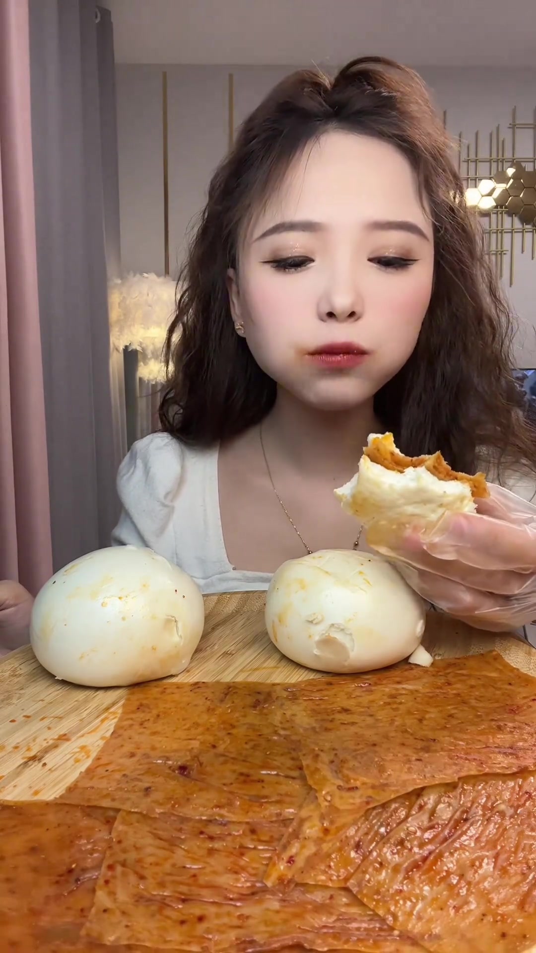 馒头夹辣条，谁能不爱爱，碳水的快乐～小时候经常这么吃，大辣片配上馒头真的是特别好吃