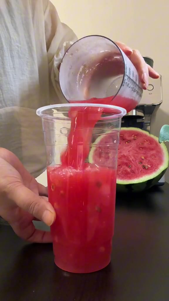 炎热的夏天怎么能少了西瓜奶昔呢