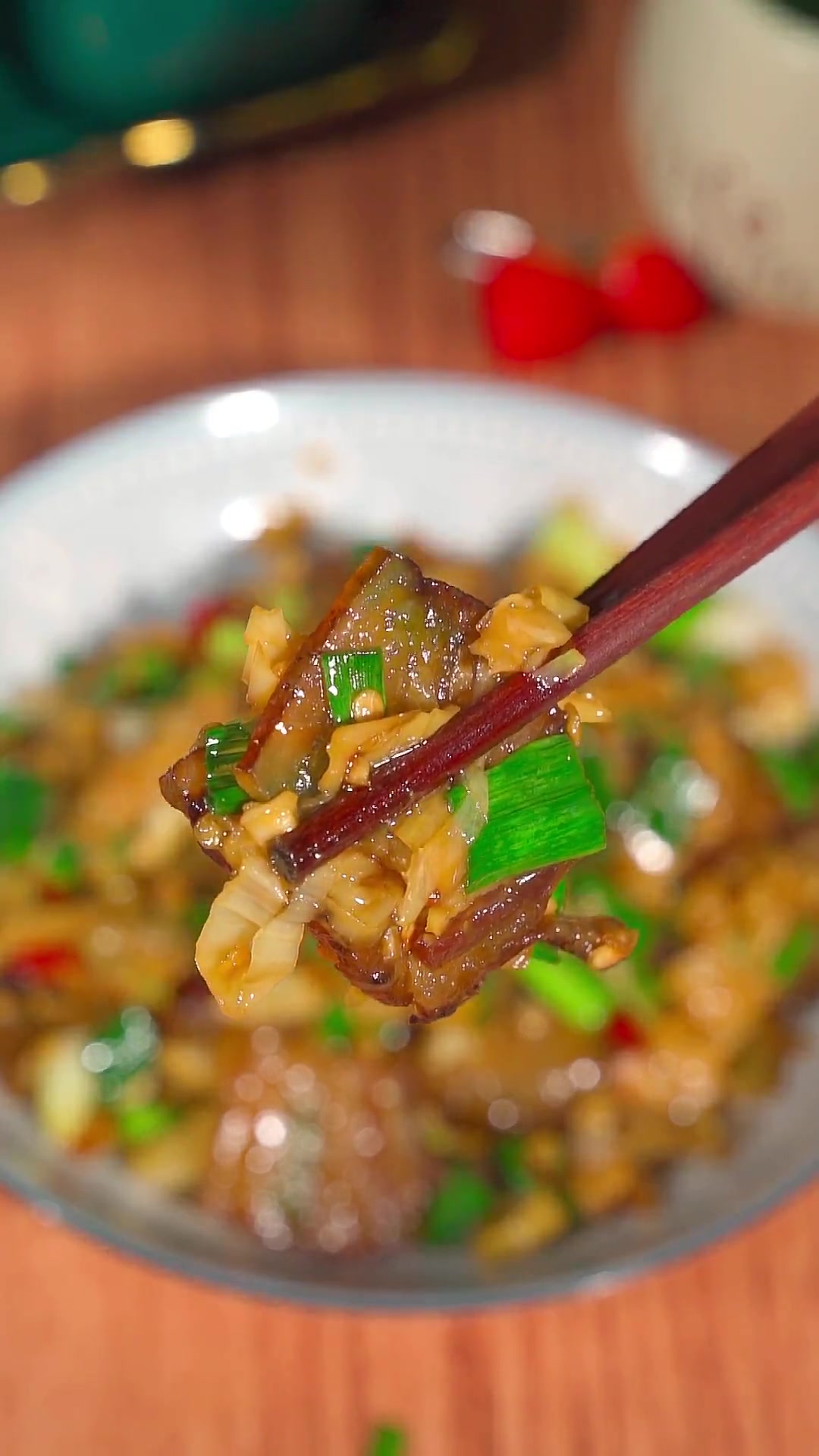 湖南特色美食白辣椒炒腊肉，满满的都是小时候的味道