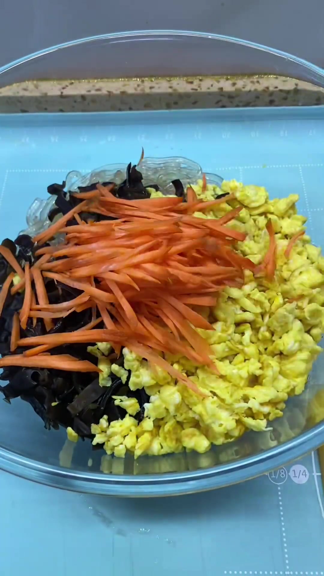 粉条木耳鸡蛋碎等，加素馅饺子粉，简单蔬菜肠完成