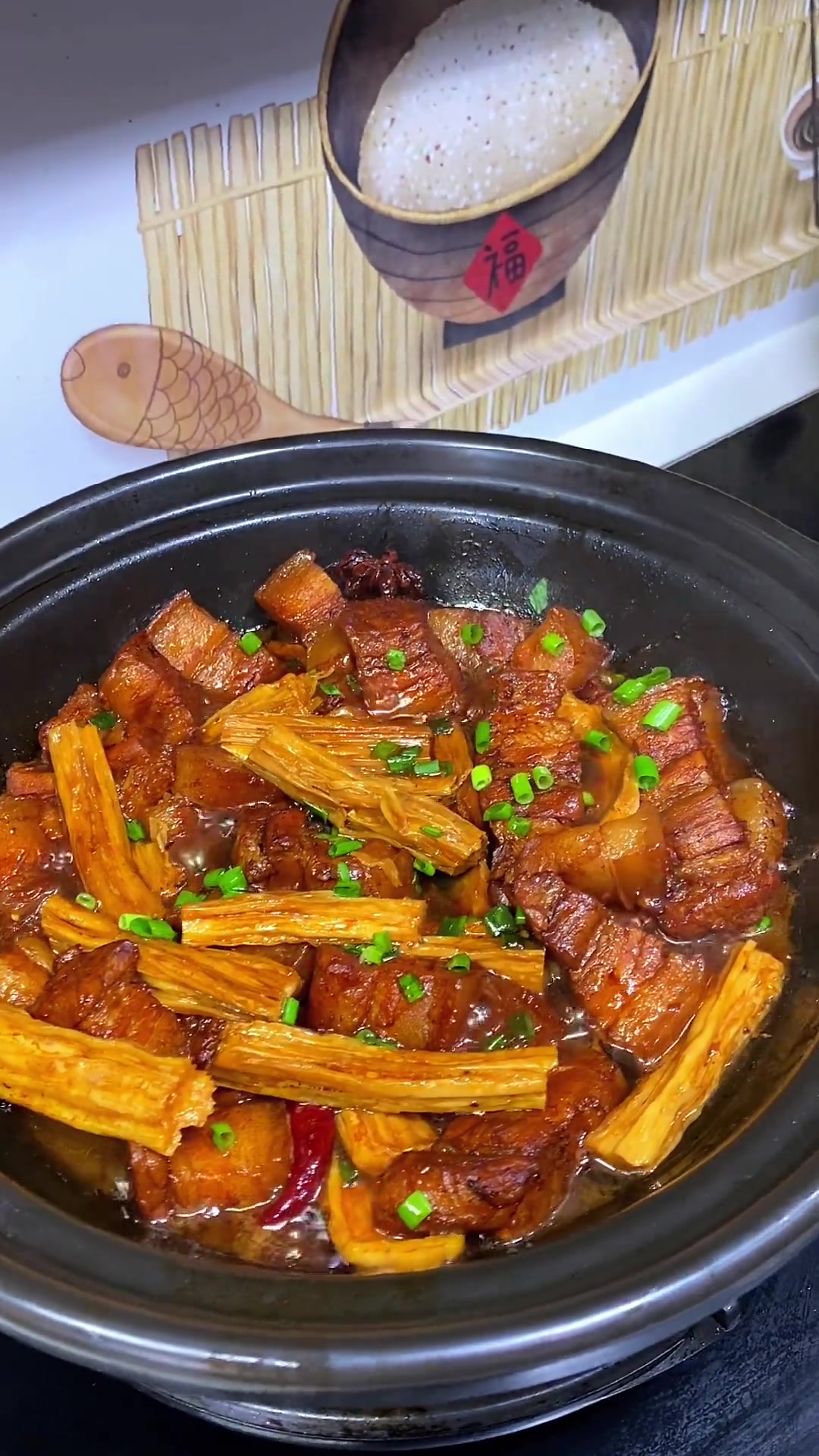 天热不知吃啥，做腐竹烧肉，腐竹吸汁超下饭