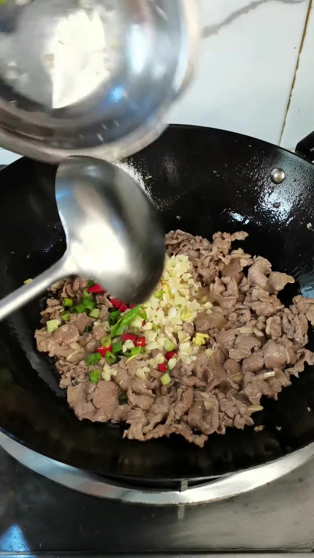 在家也能做出跟路边摊一样好吃的孜然羊肉卷饼！