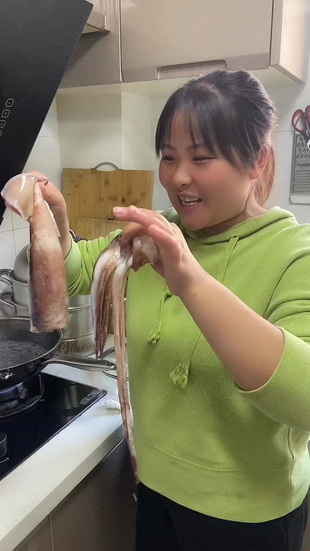 油泼大鱿鱼做法简单，鲜香好看！