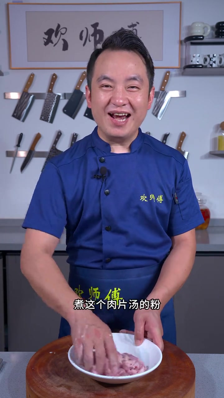 天气热了,像我这样做一道皮蛋黄瓜汤,汤鲜味美,巴适的很