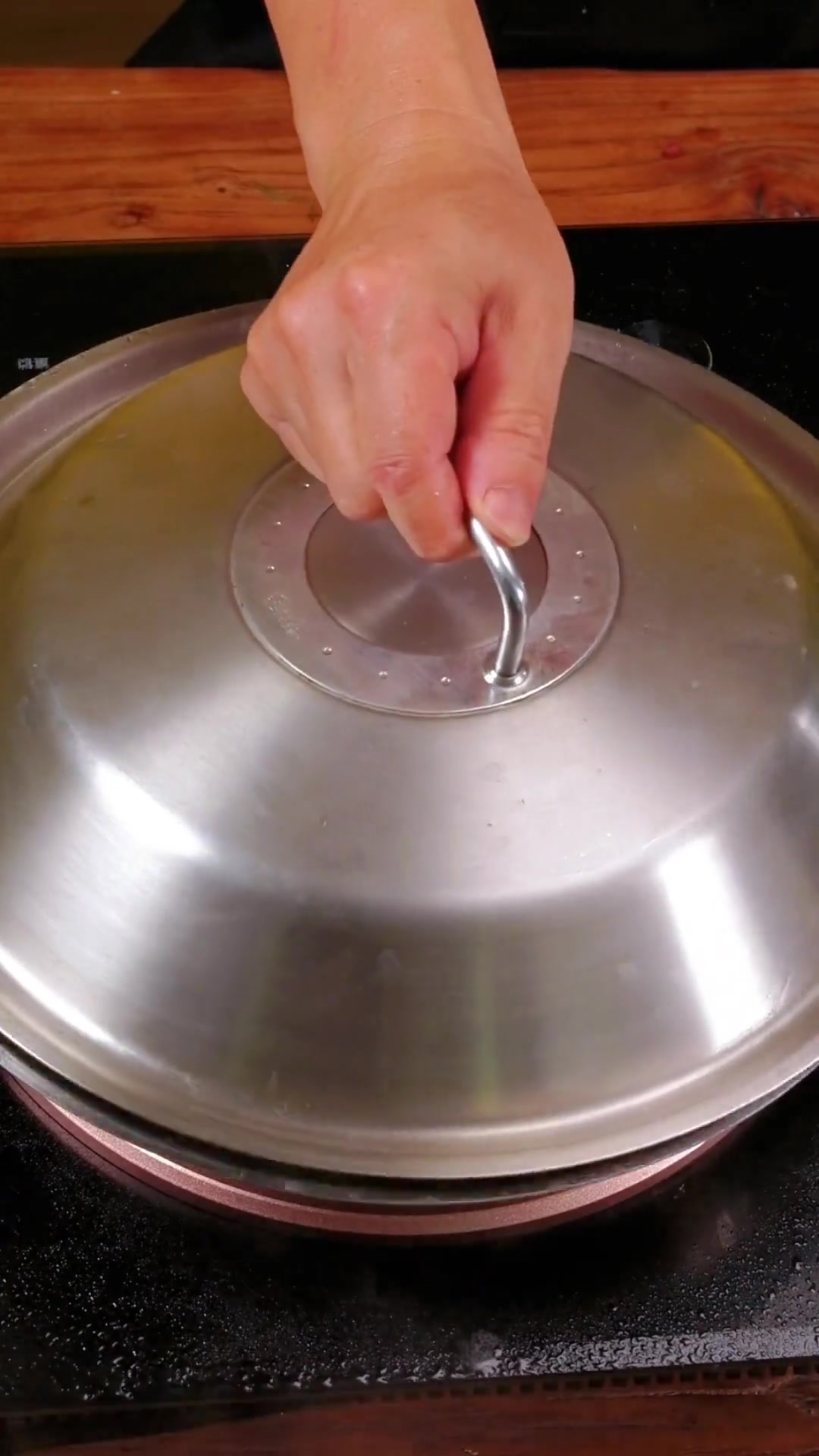 我们来做一道丝瓜鲫鱼汤！