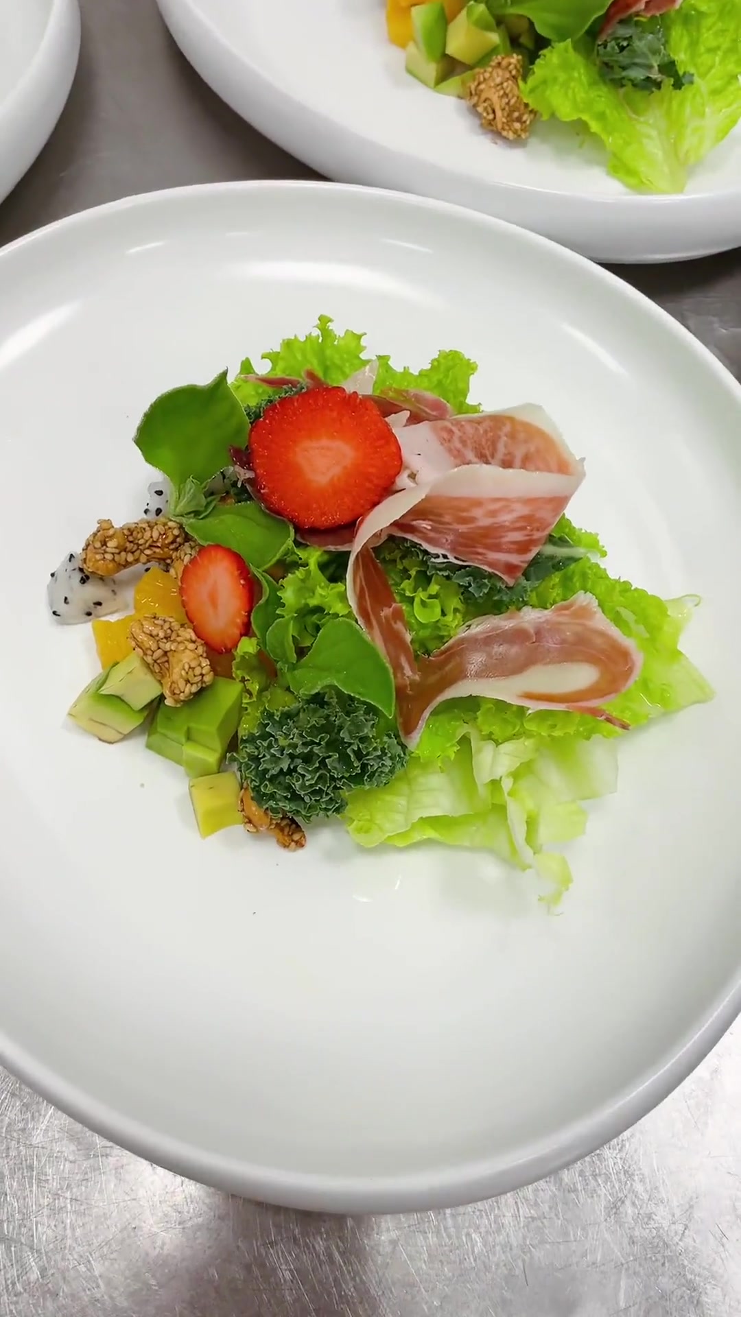 火腿配坚果果蔬沙拉及沙拉酱汁比例