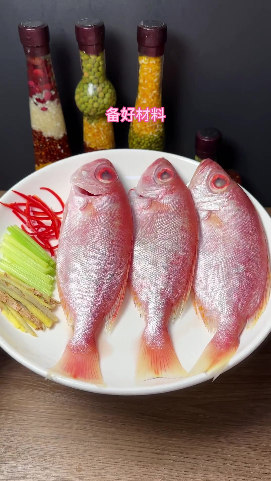 我认为红目鲢鱼与豆酱同煮最美味，做法简且味鲜