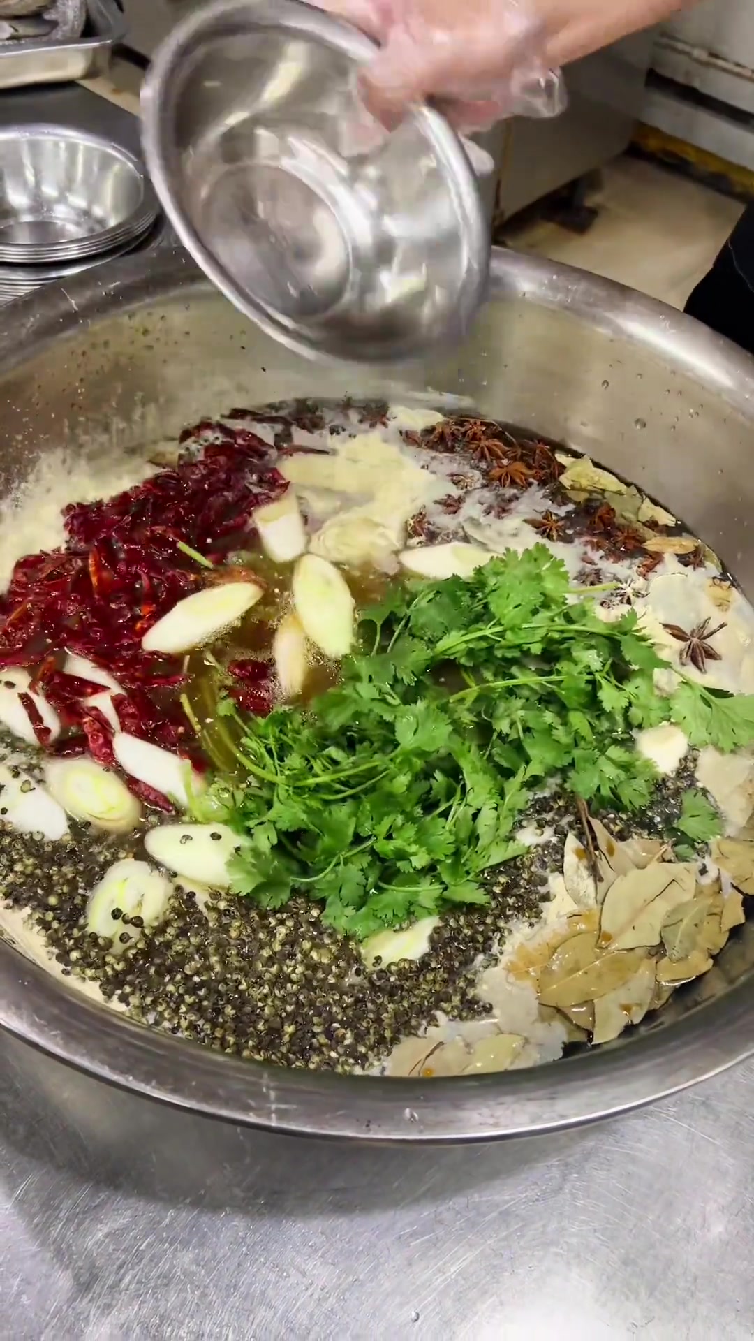 金牌手撕鲈鱼,腌制汁比例,大葱段50克,姜50克,八角5克,麻椒粒5克,辣椒段5克,海天金