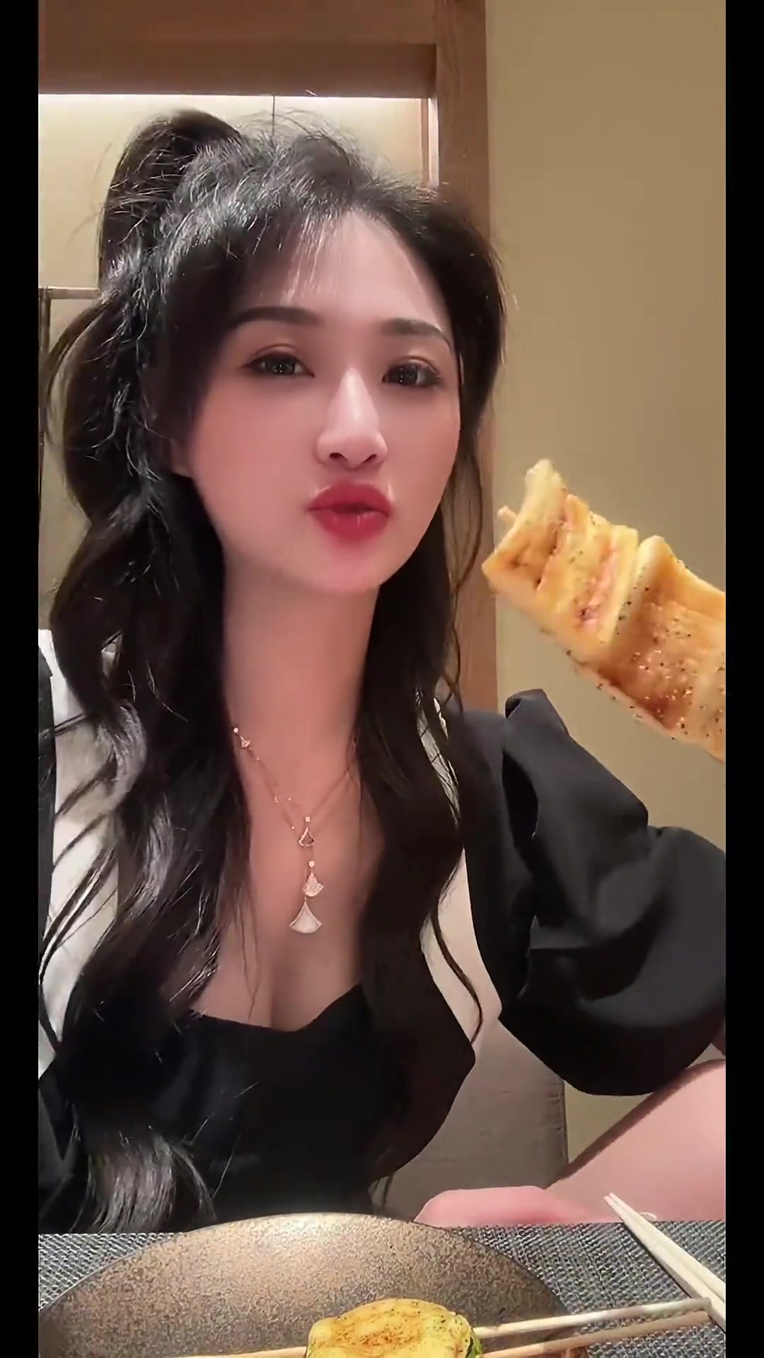 和姐妹品尝超鲜刺身，鹅肝手握不敢使劲吃！