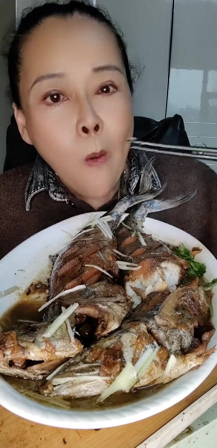 本海鲅鱼超新鲜超嫩超香，两扎长还能炖粉条！