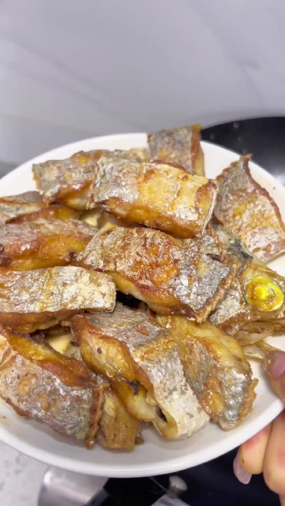 和大家分享一道干煎带鱼不粘锅鱼肉外酥里嫩