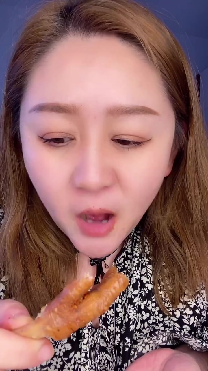 香香菜根鸡爪古风姣姐香香菜根鸡爪香味浓郁，开盖扑鼻！仍然延续无防腐剂无添加剂，匠心制作！麻