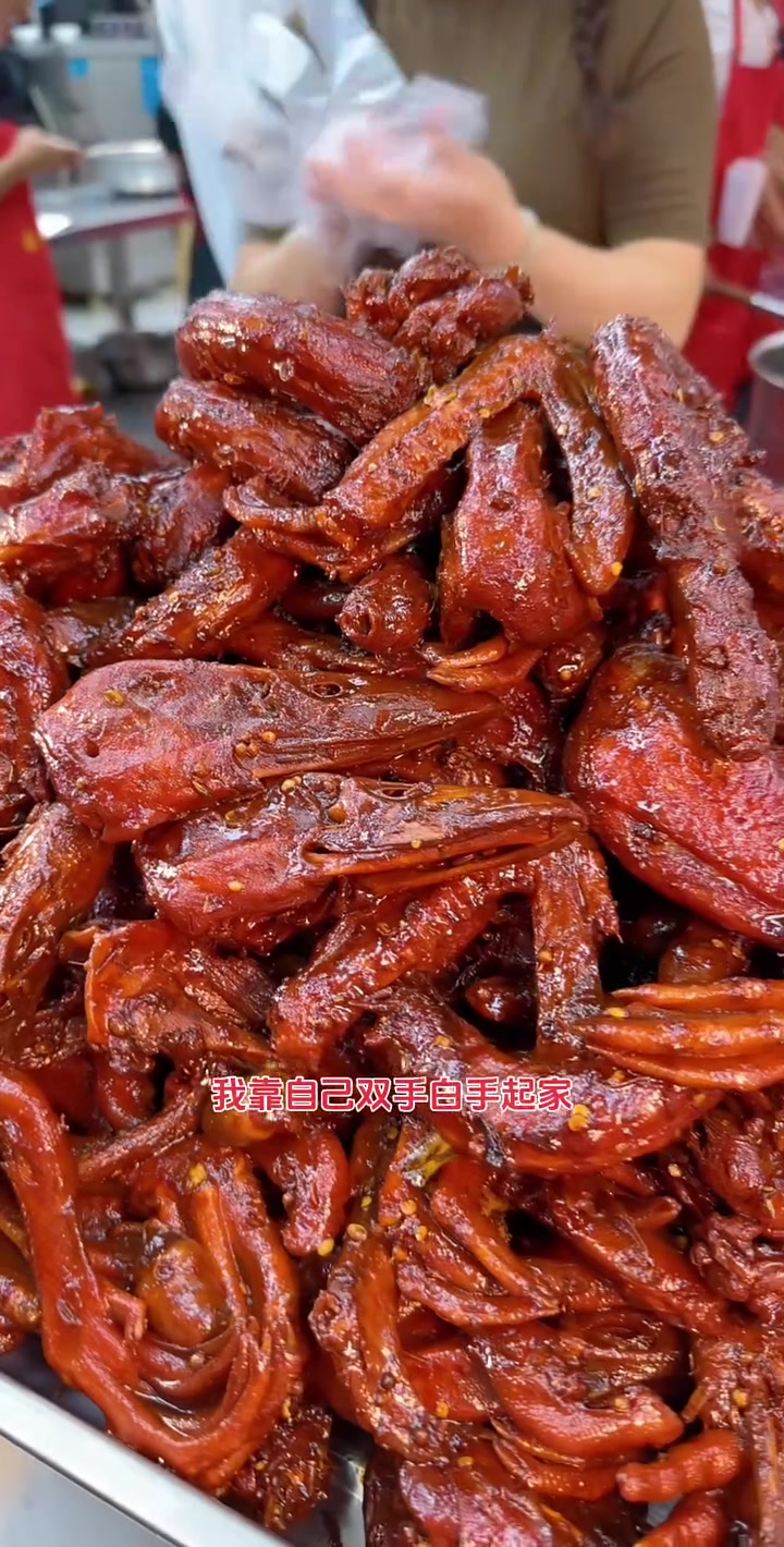 也许你会嫌弃我满身油烟味,但我一个农村出生没有好的背景,没有好的文化,而且长相也很普通,还