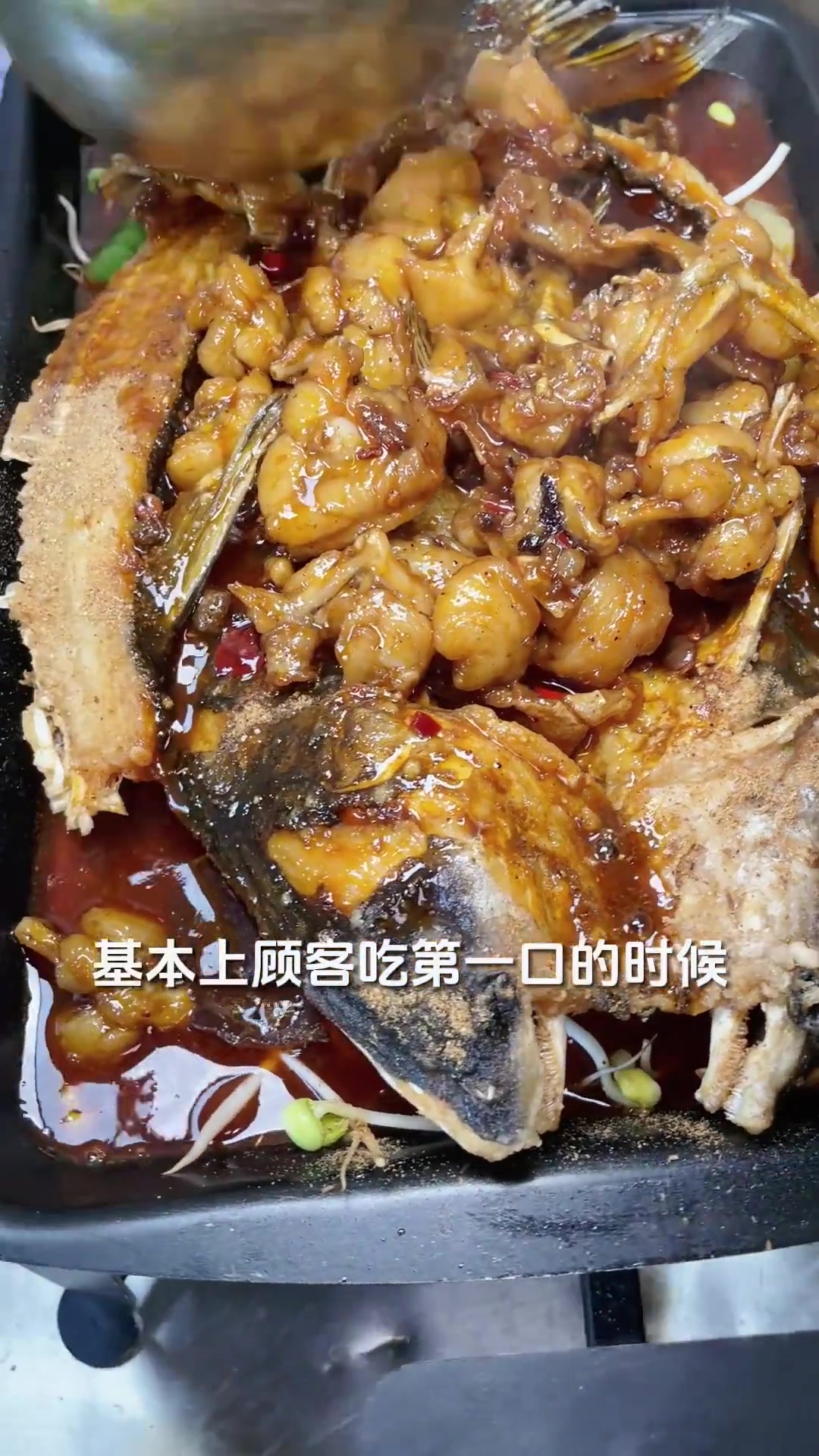 今天又来做一道香辣烤鱼,加上牛蛙一起烧制,香辣牛蛙烤鱼分享给大家