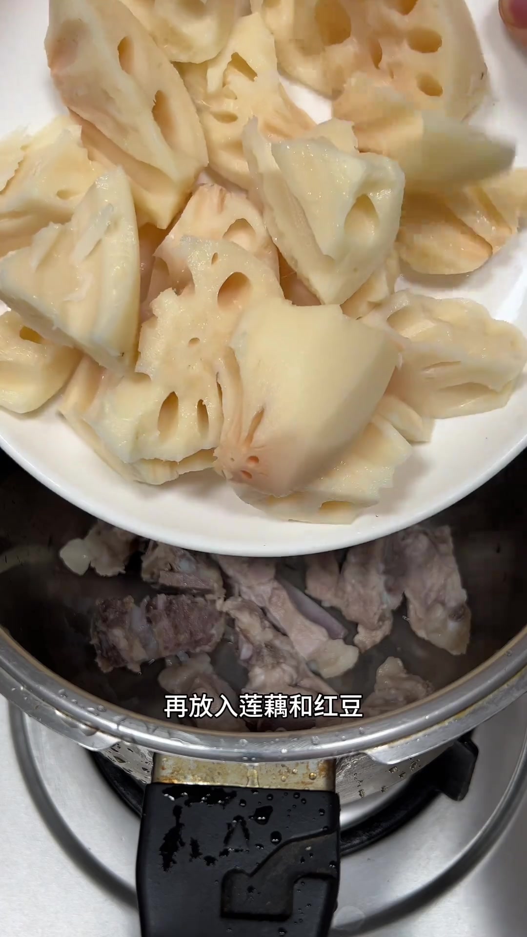 红豆莲藕排骨汤，莲藕粉糯，汤水很香很好喝