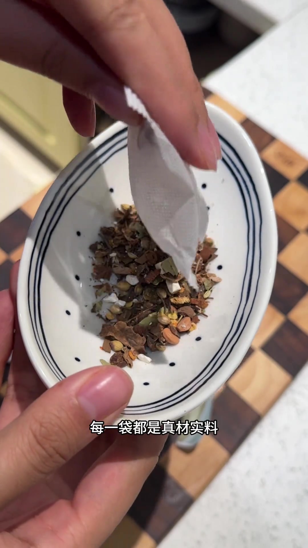 马上冬至了，这几天好多地方也开始下雪了，羊肉汤可以给家人安排上了，冬天就是要多吃羊肉呀