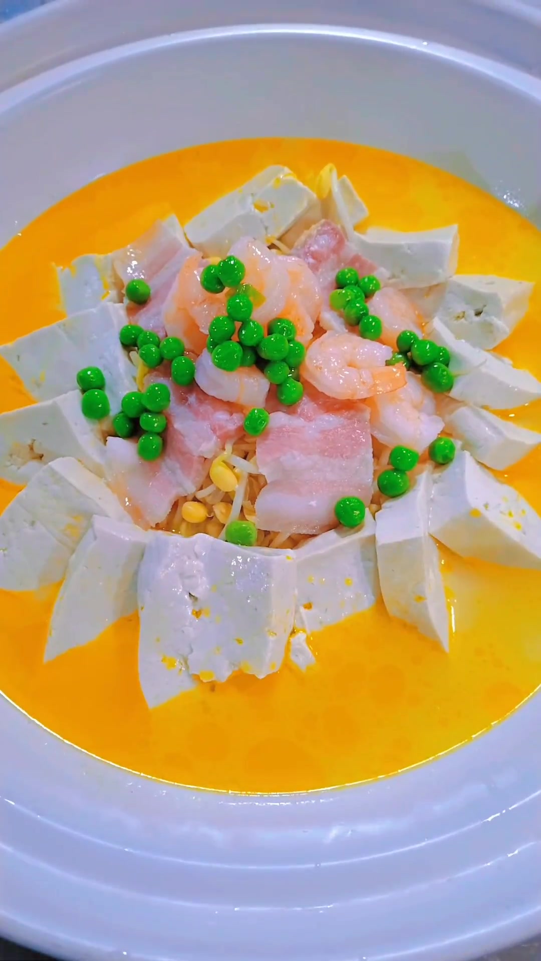 三鲜老豆腐原料：老豆腐，黄豆芽，虾仁，青豆，咸肉（刀板香）。葱段，姜片，味精，鸡精，白胡椒