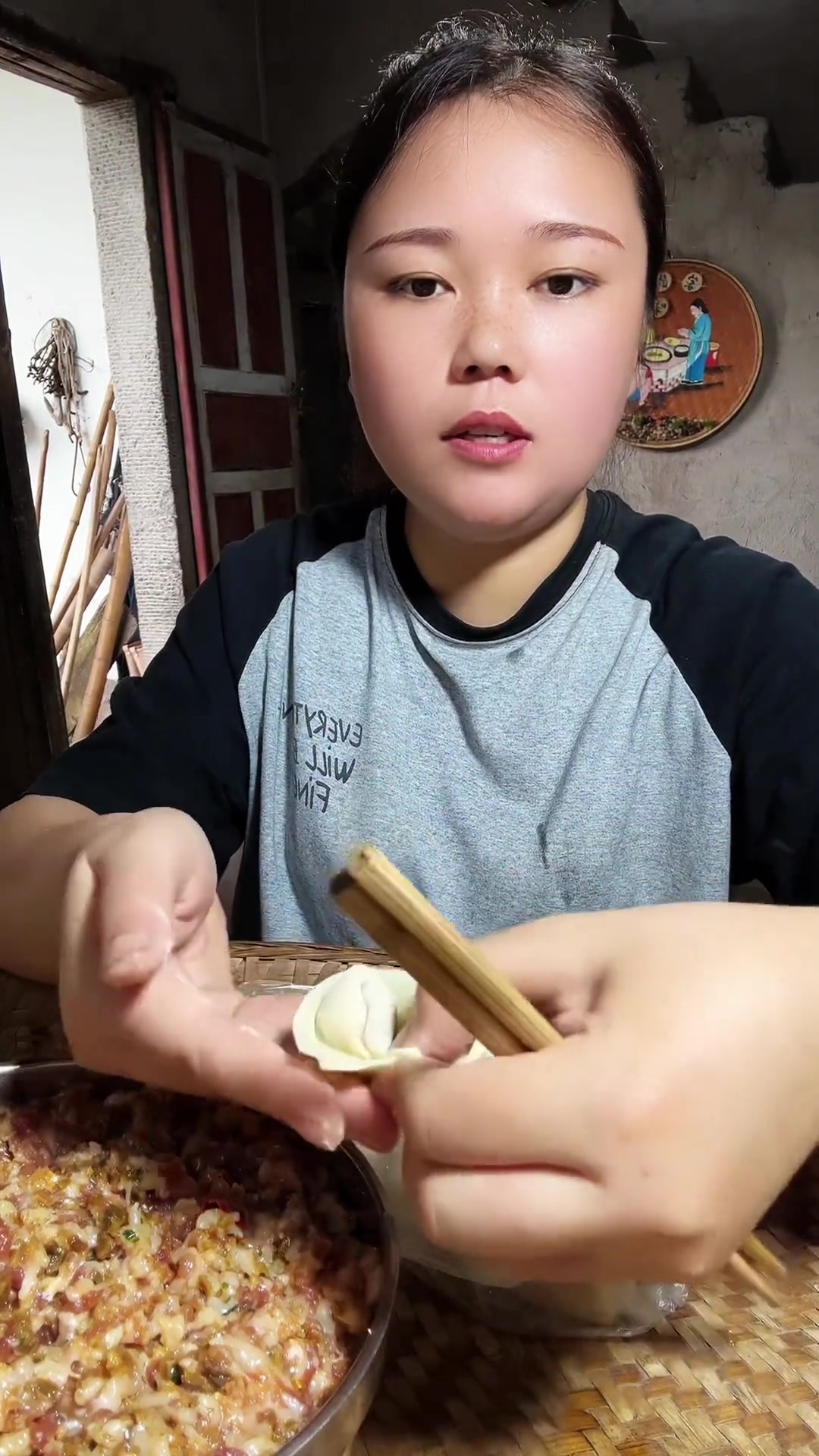 下雨天在家包重庆特色包面，肉馅做法超独特！