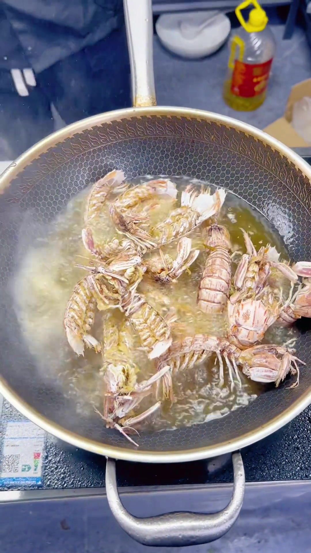 椒盐皮皮虾味道浓郁、飘香四溢、外表干燥酥脆、白里透红