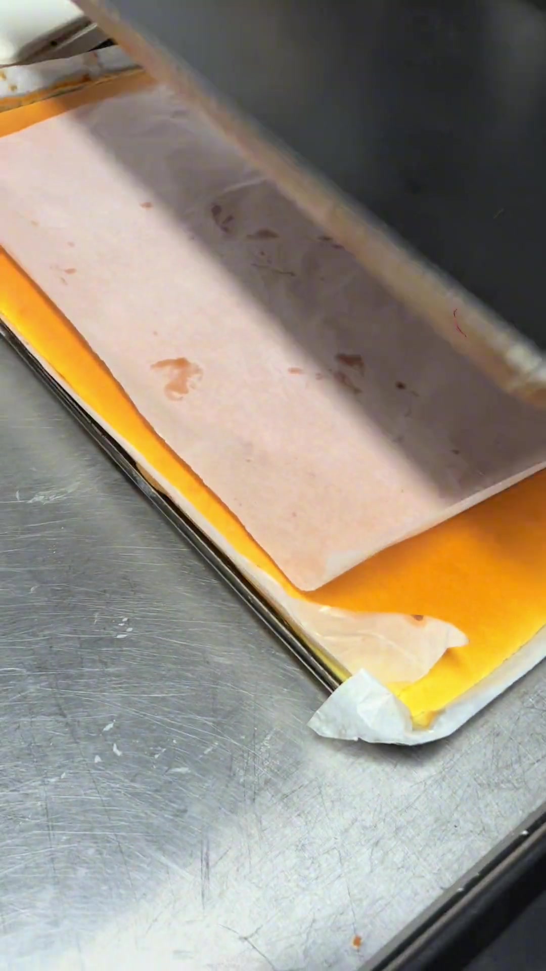 网红女王卷蛋糕蛋清部分:奶油馅料:蛋白475动物奶油430细砂糖135卡仕达200塔塔粉4