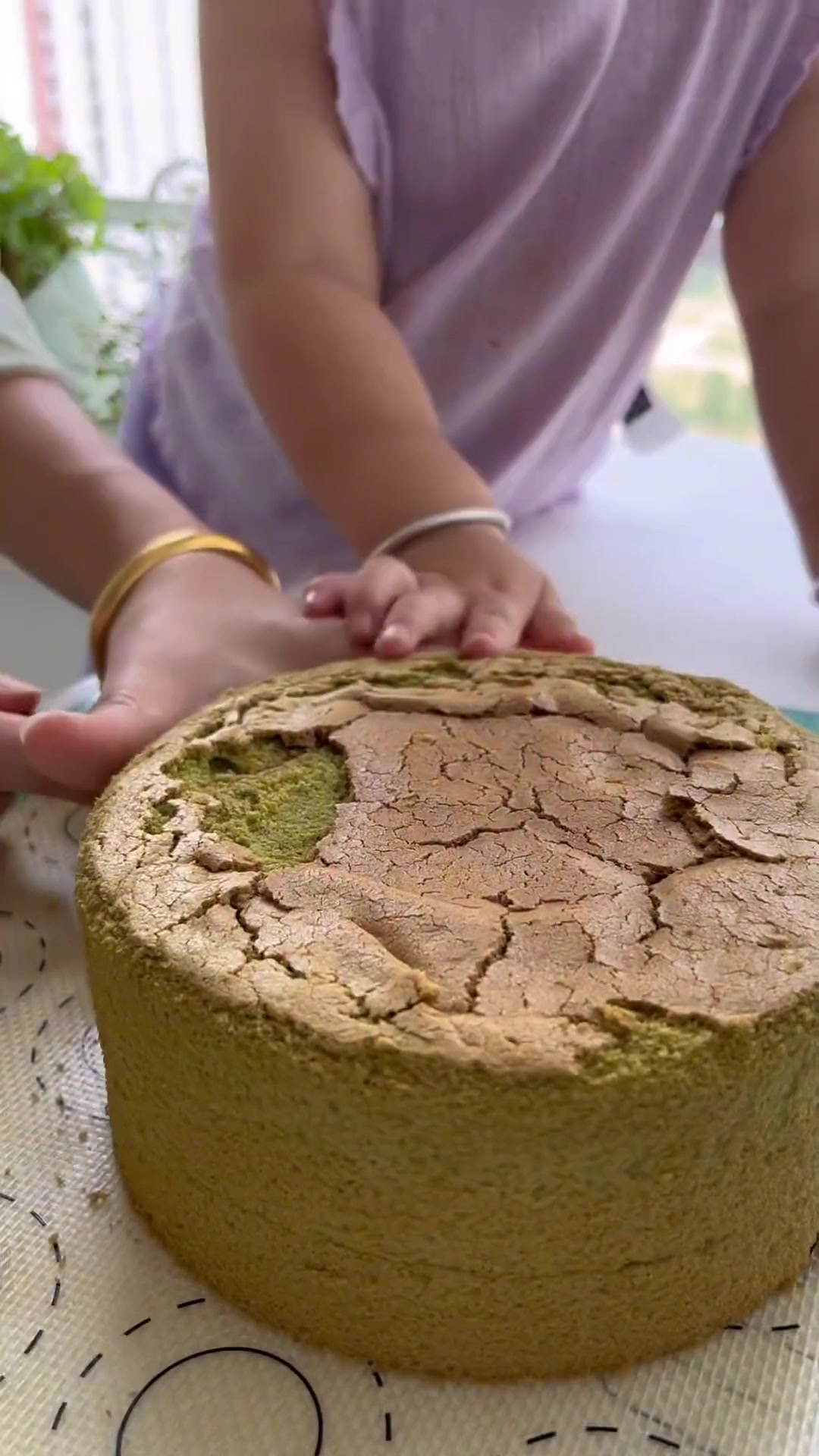 分享一个不塌不回缩的抹茶戚风蛋糕胚,搭配特调奶油很适合夏天,天气热奶油不稳定可以试试添加白