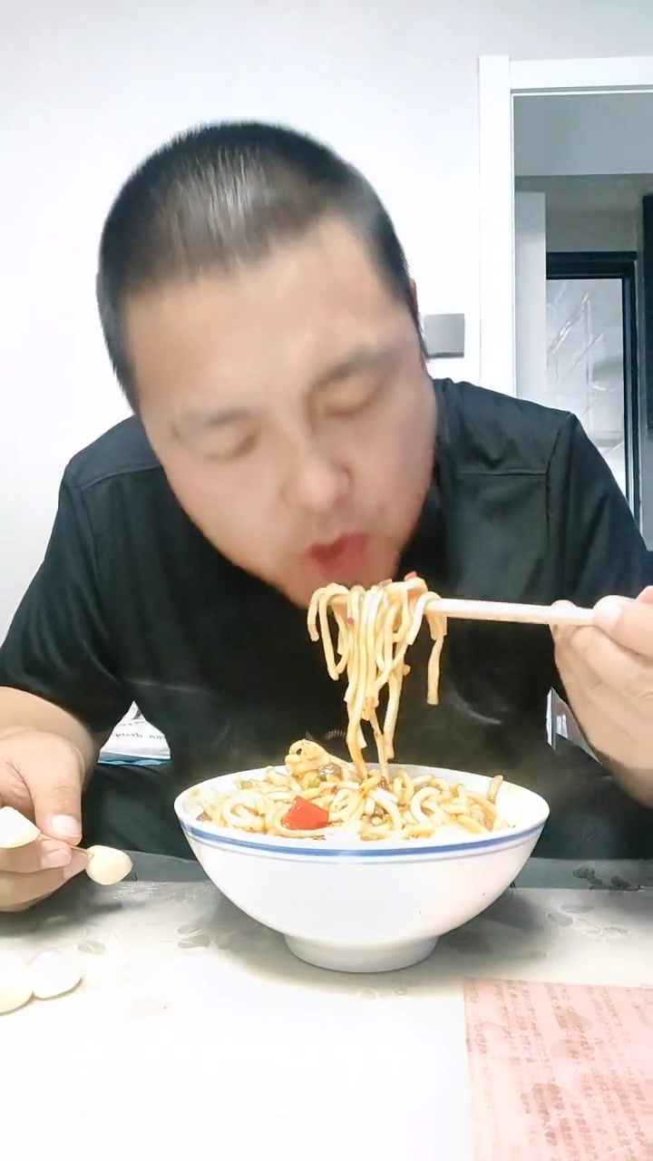 媳妇做的炒炮仗超好吃，用古董碗吃一碗，超满足，辛苦啦！