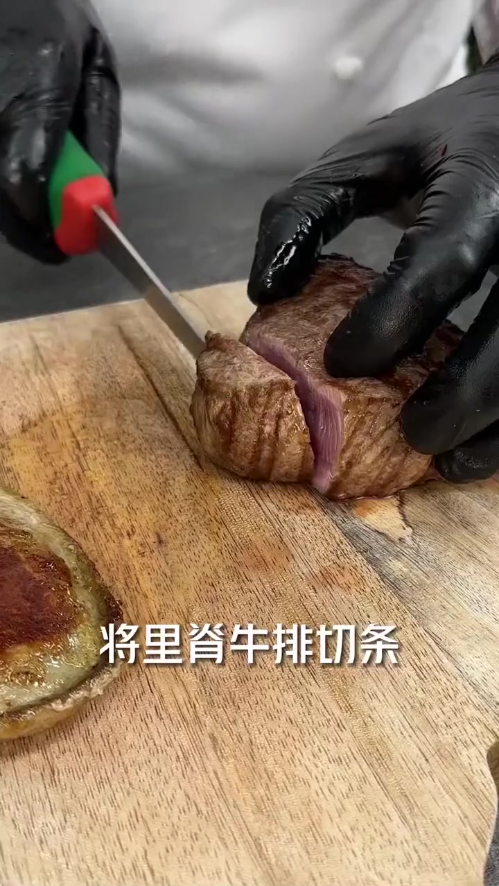 鲜嫩牛排搭香醇鹅肝黑松露,一口让你回味无穷!