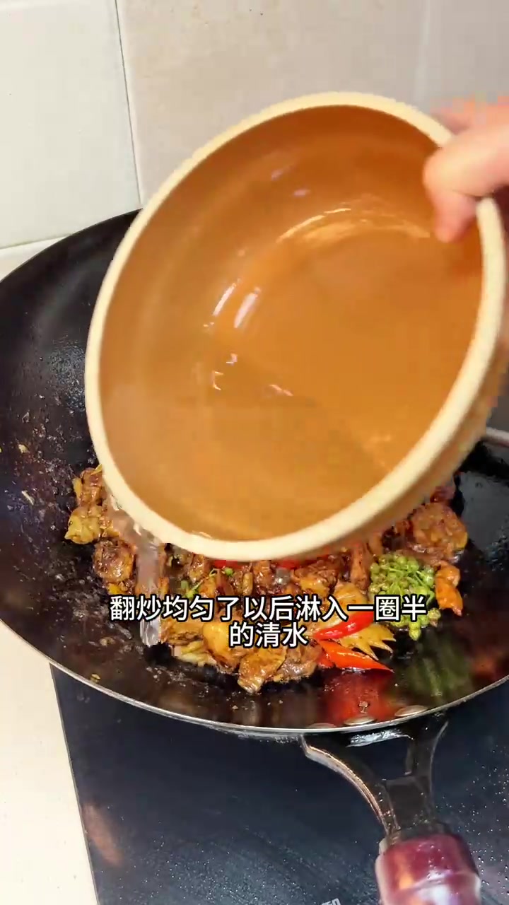 青花椒炒仔鸡,仔鸡完全融入了青花椒和青椒的香味,别有一番风味,大家快试试吧