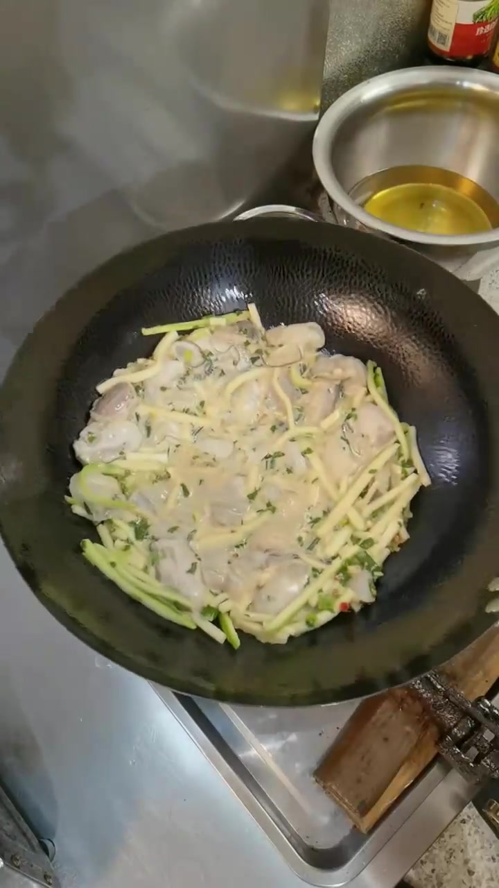 来潮汕一定要试试这道菜,非常的接地气,配上潮汕的,水辣椒,鱼露,蘸着吃,味道简直是绝了!