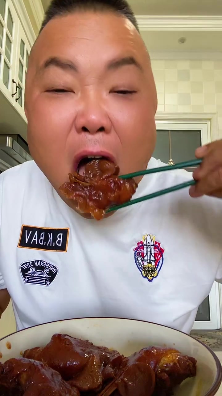 八年红毛大公鸡,鸡头嘎嘎肉超带劲,先吃鸡碗!