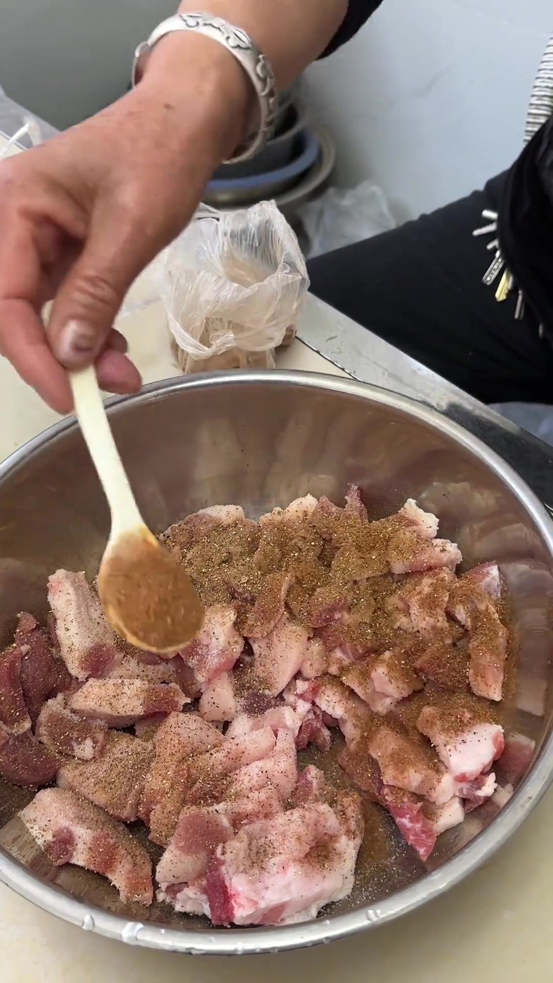 酥肉配料比例：1.4斤五花肉2勺盐1勺草果，一勺八角腌制外壳调料比例：6个鸡蛋，2两蚕豆小