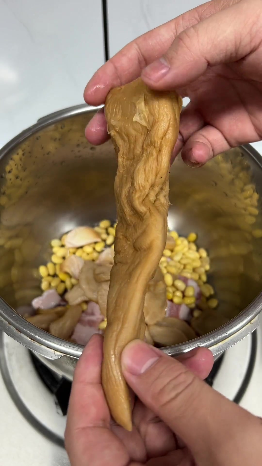菜脯五花肉是潮汕地区非常受欢迎的一道家常菜，菜脯爽脆可口，五花肉香味浓郁，非常好吃