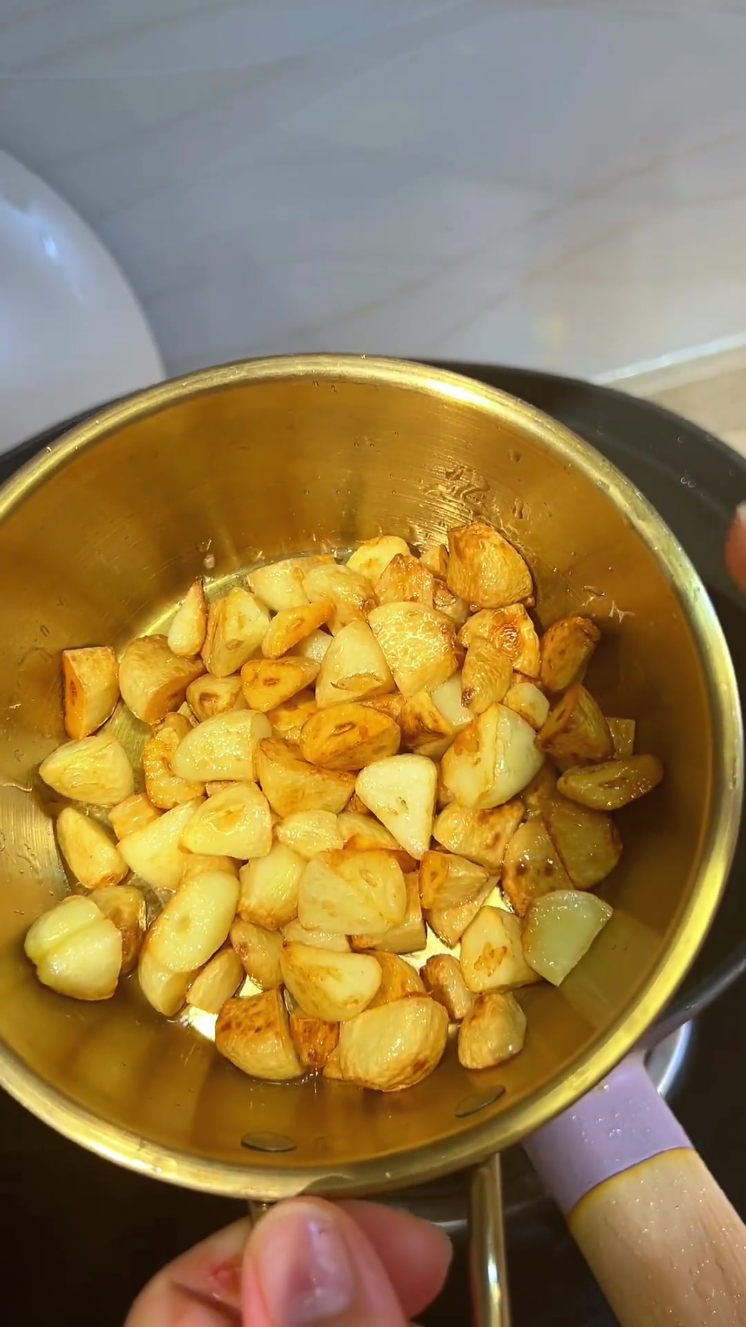 “蒜香土豆鸡丁”是我们着边一个饭馆的招牌菜～真的嘎嘎下饭