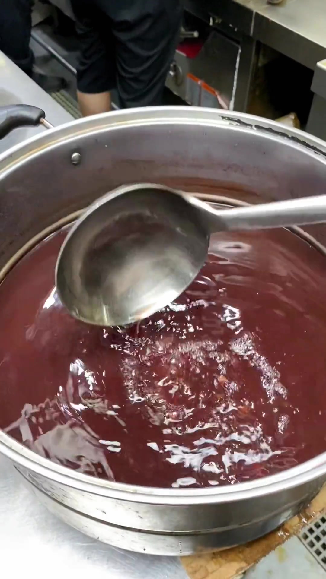 绿豆汤怎样熬成红色了是怎样的原因了广告