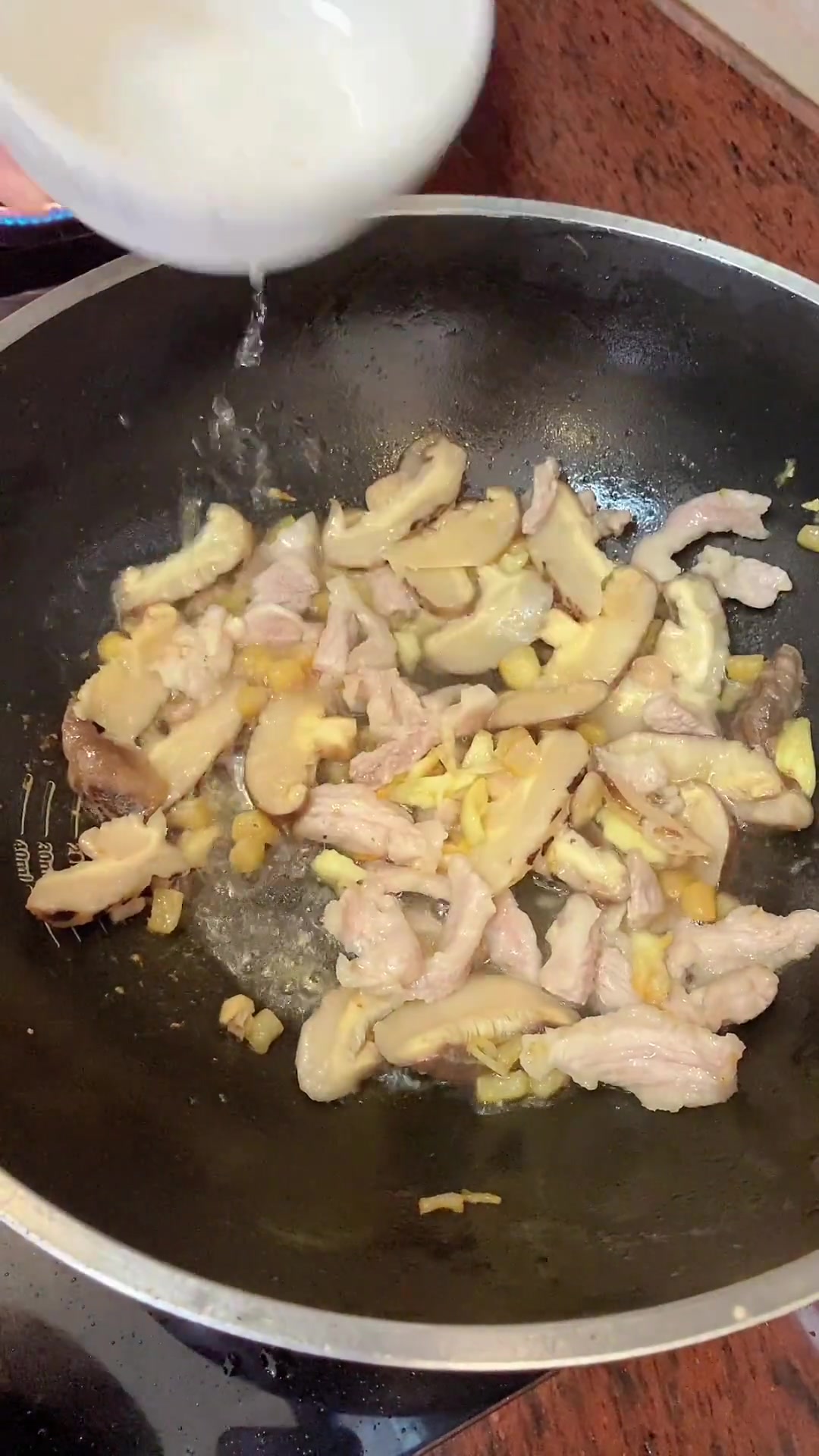 花菇干贝炒肉，好下饭啊，真的太香了