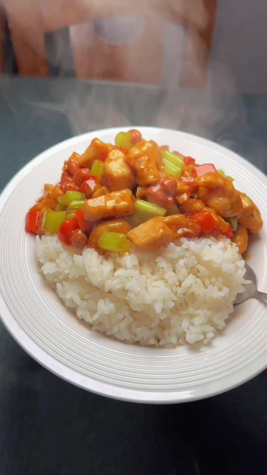 宫保鸡丁盖浇饭,饭店18一份,还是自己做的实惠